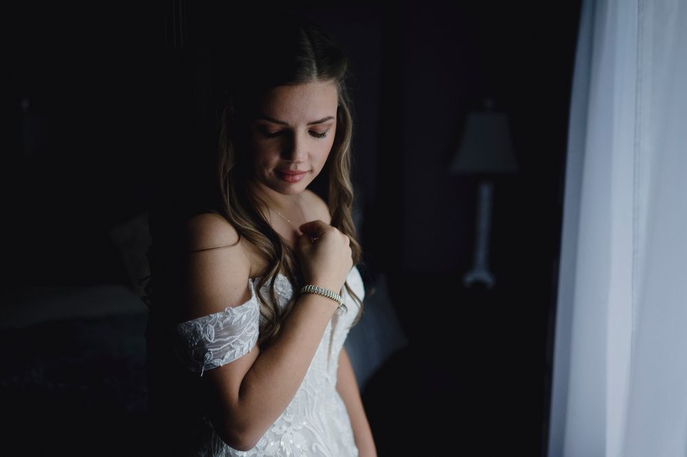London Wedding Photographer Bride Quiet Moment Spirits Intrigued Photography 2022