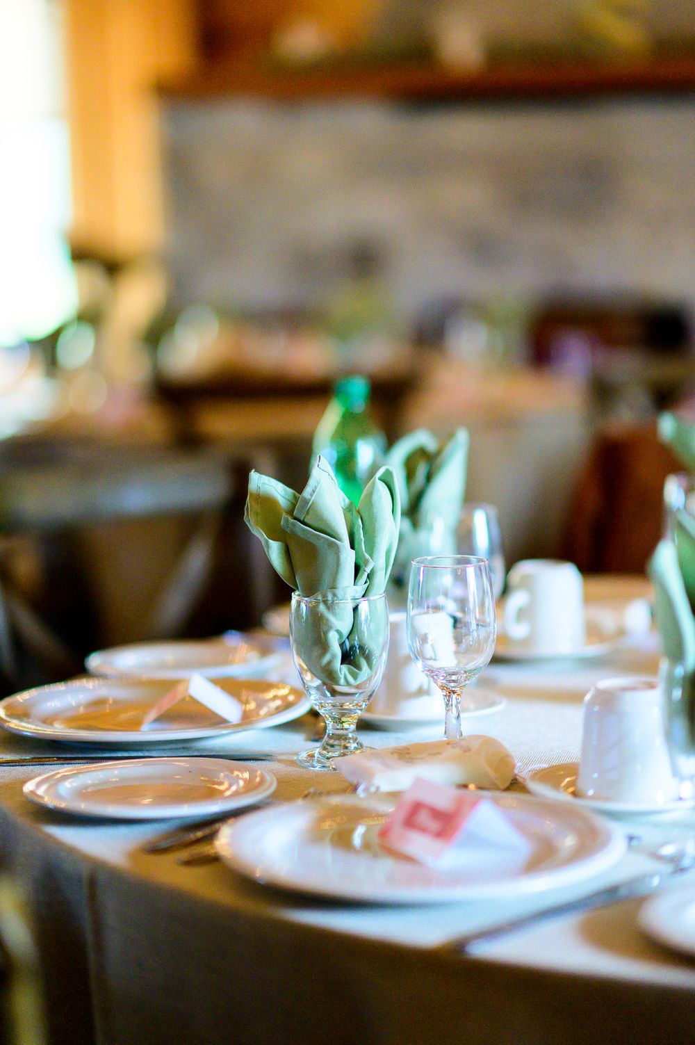 London Wedding Photographer Arrowwwod Farm Reception Plate Decor Spirits Intrigued Photography 2022