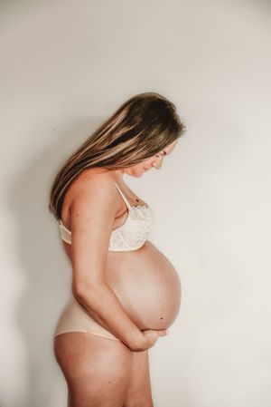 Minimalist black and white maternity portraits showing pregnancy silhouette.