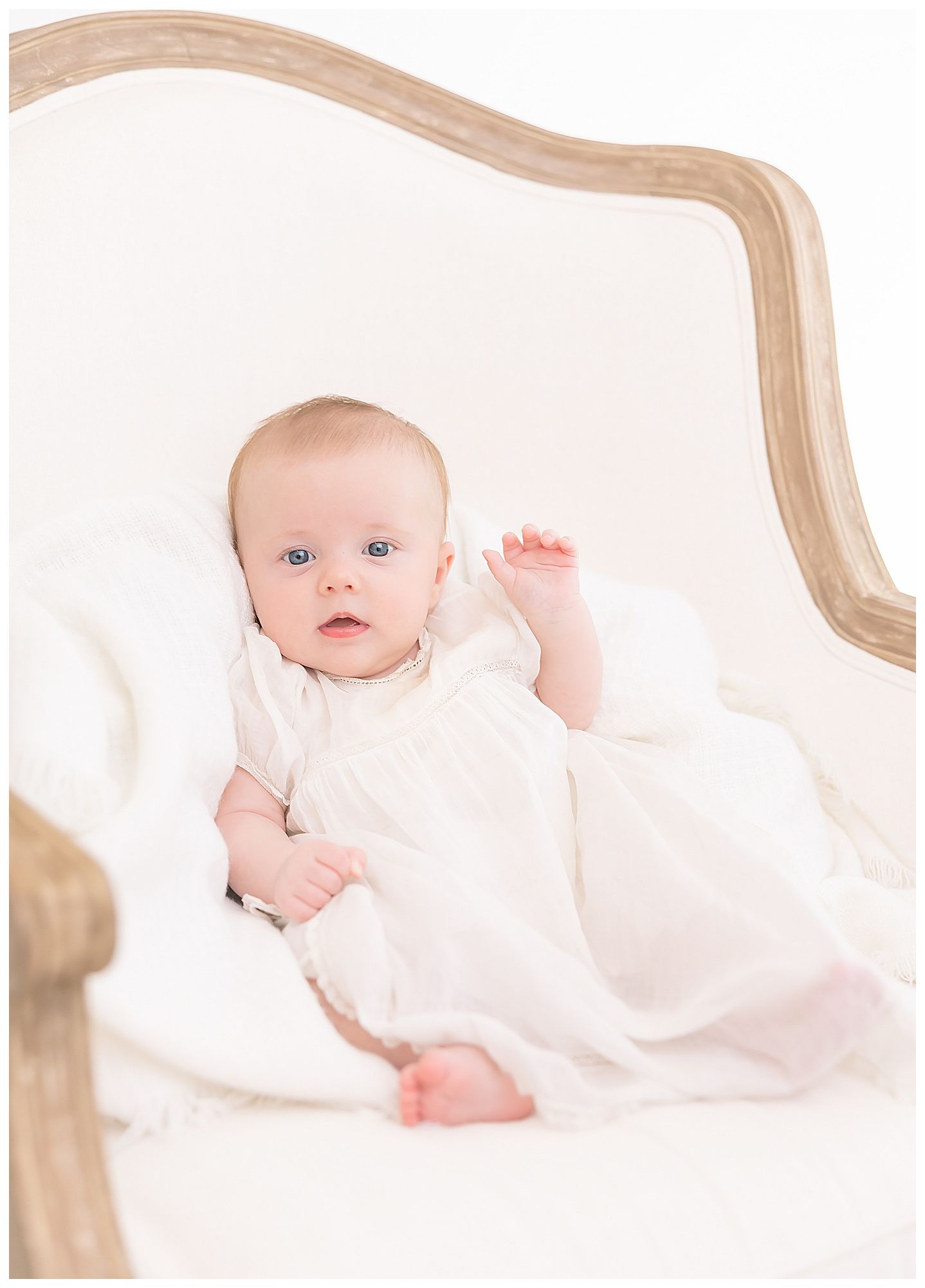 alert baby sitting in chair, newborn photographer chattanooga, photo studio chattanooga, east ivy photography, maternity