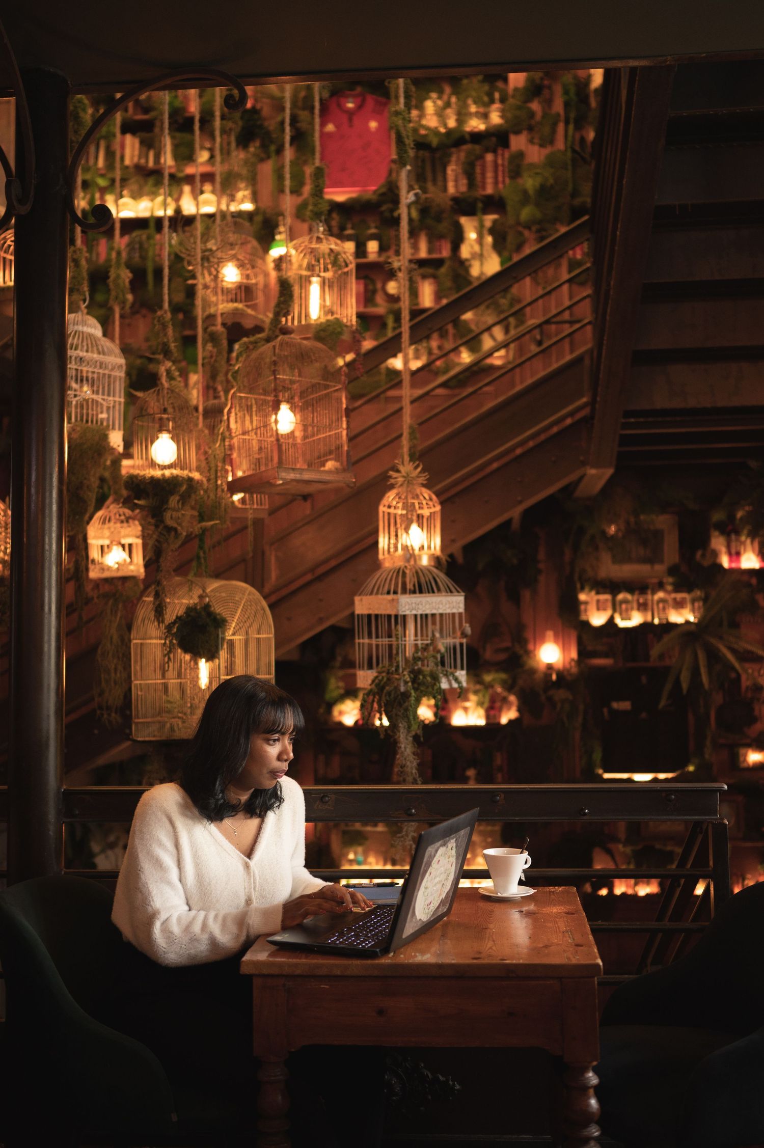 Séance portrait d'entrepreneuse en intérieur dans un bar joliment décoré