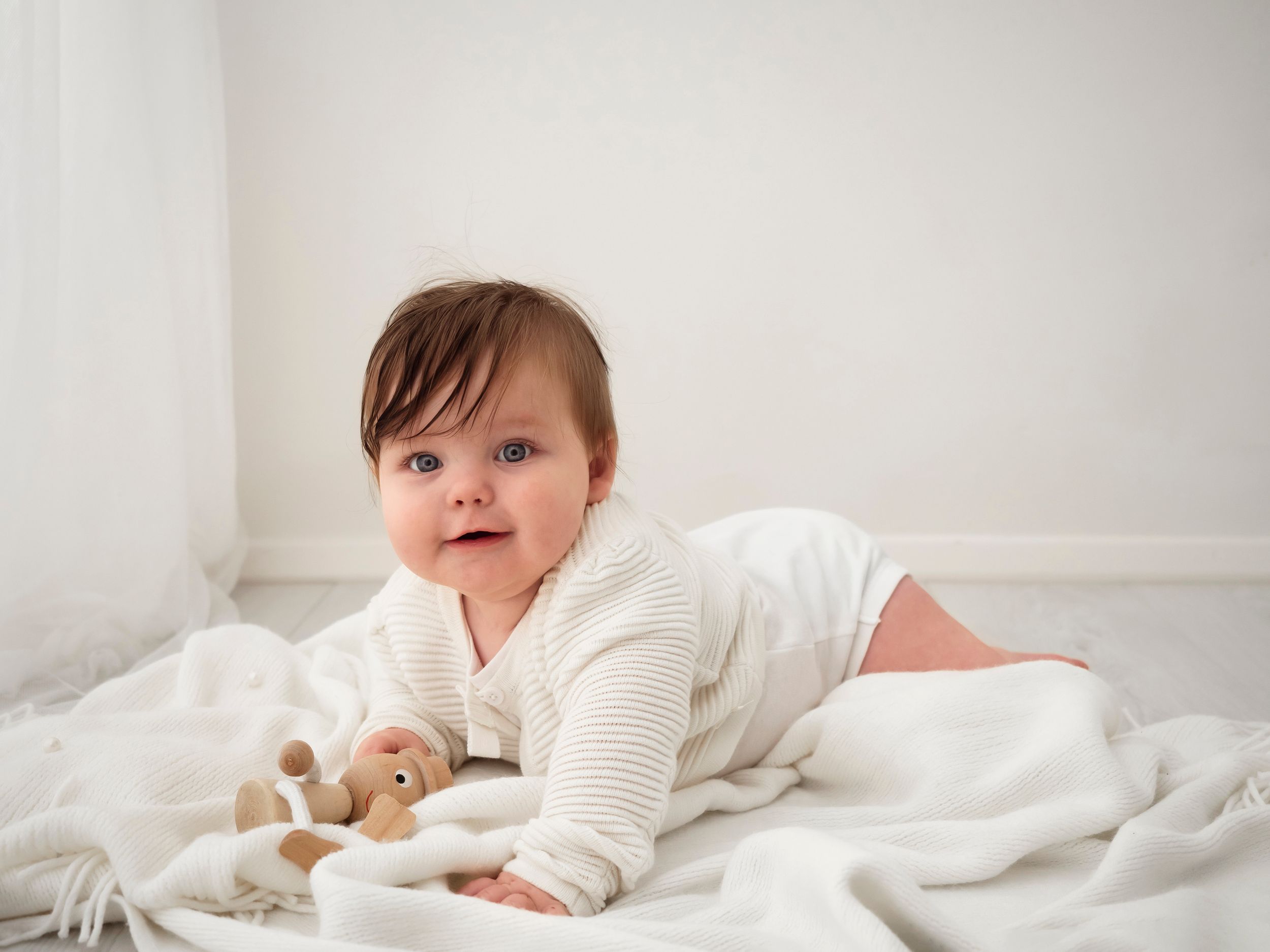 baby in white jumper learns to crawl during photoshoot in Didcot