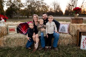 Christmas mini sessions with hay bales in orland, california