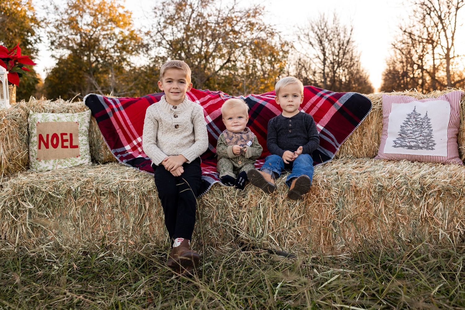 Christmas mini sessions with hay bales in orland, california