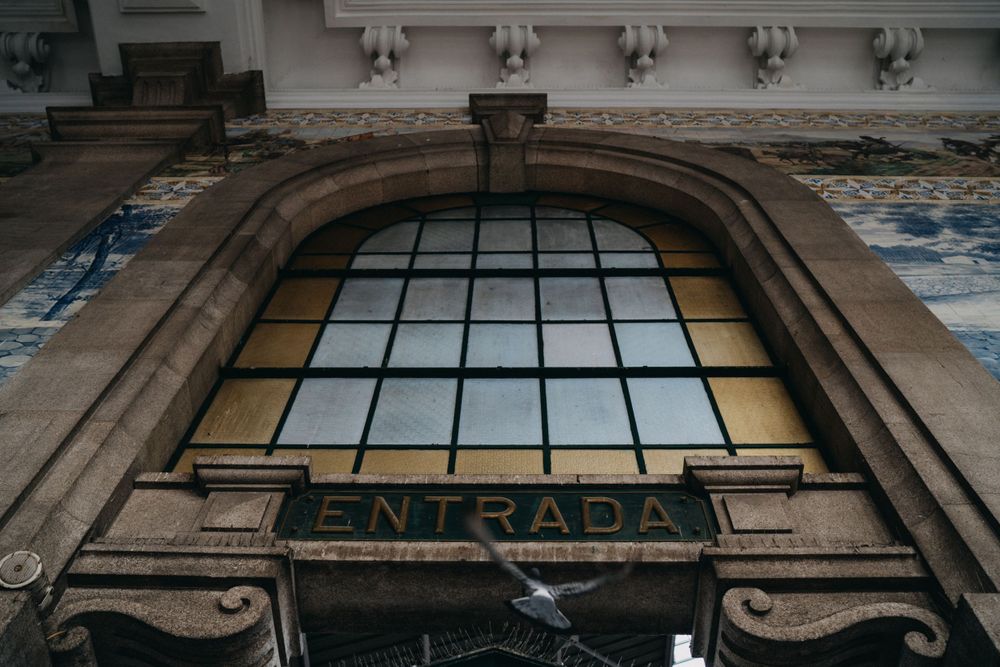 Arched entrance with 'ENTRADA' sign and decorative architectural details.