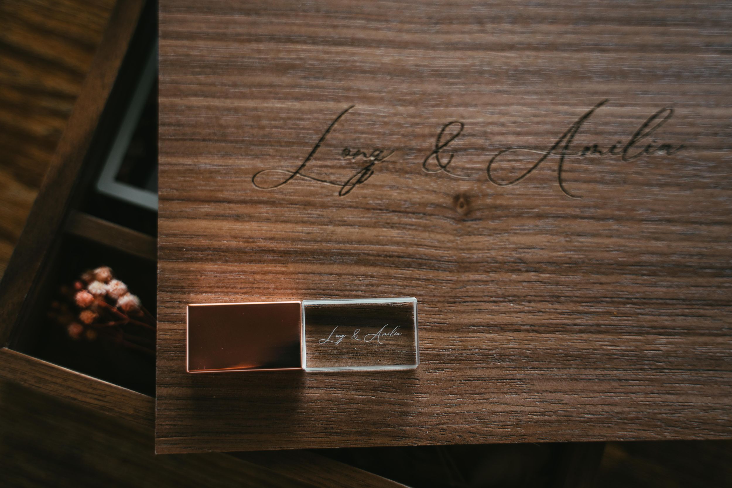 Hochzeitsfotograf Augsburg München Wedding Photographer Braut Bräutigam Holzbox Usb