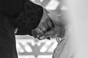 Mains qui se tiennent durant un mariage