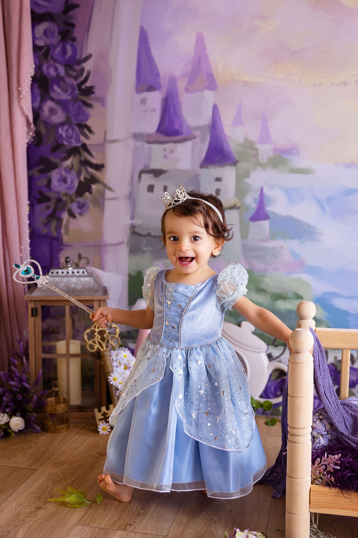 bebe contenta sonriendo vestida de princesa con traje azul fotografa de bebes