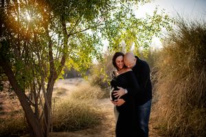 couple maternity photoshoot dubai greenery