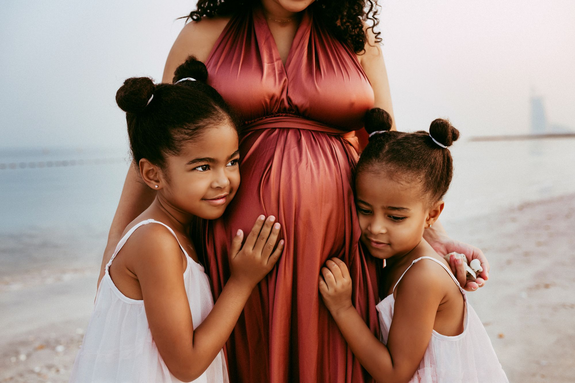 beach maternity photos dubai mum with daughters