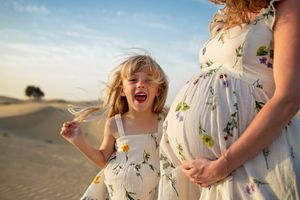 mom daughter maternity photos desert dubai