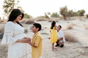 family maternity photos dubai desert