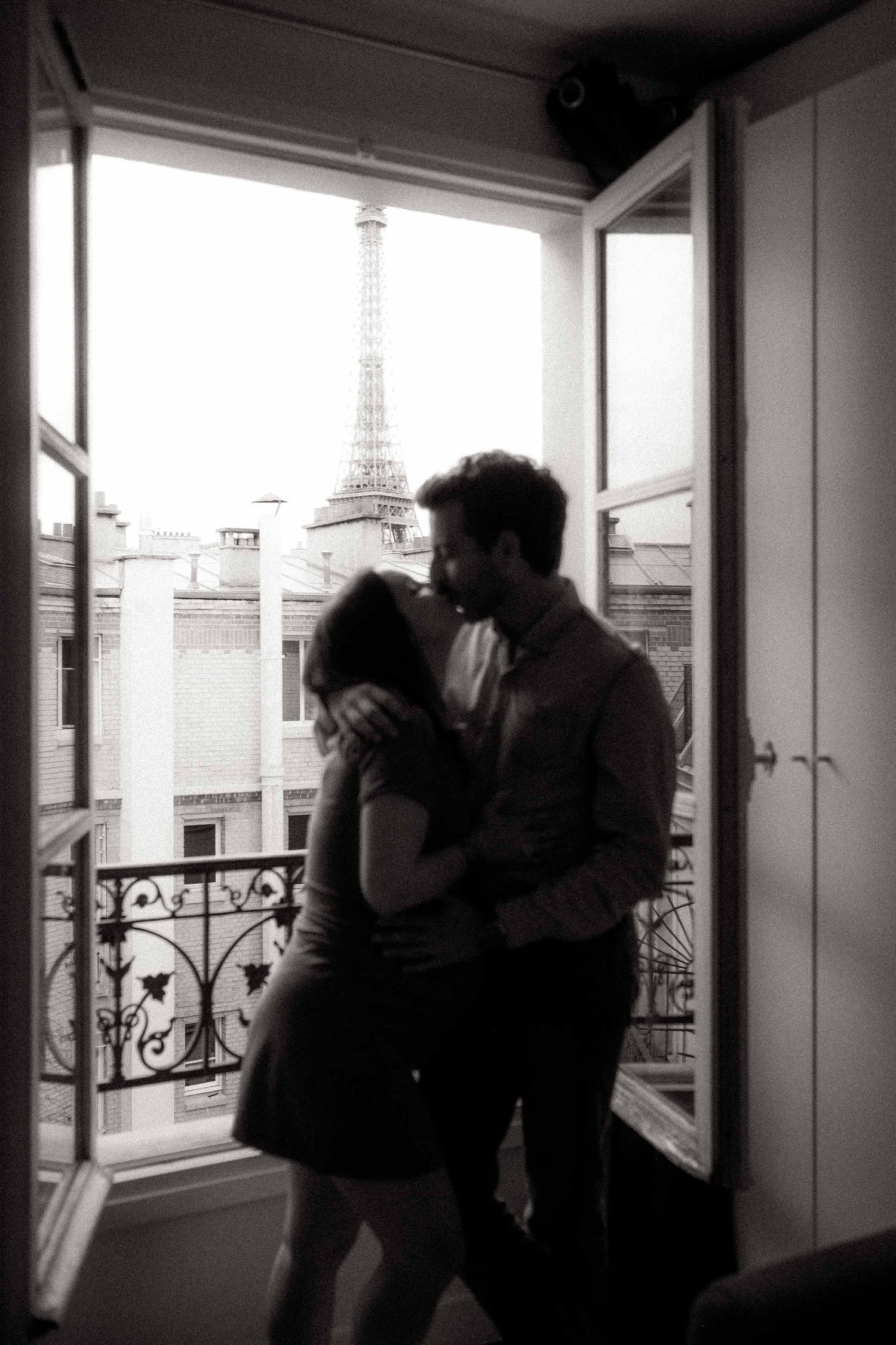 grossesse-couple-paris-tour-eiffel-photographe-camille-huguenot