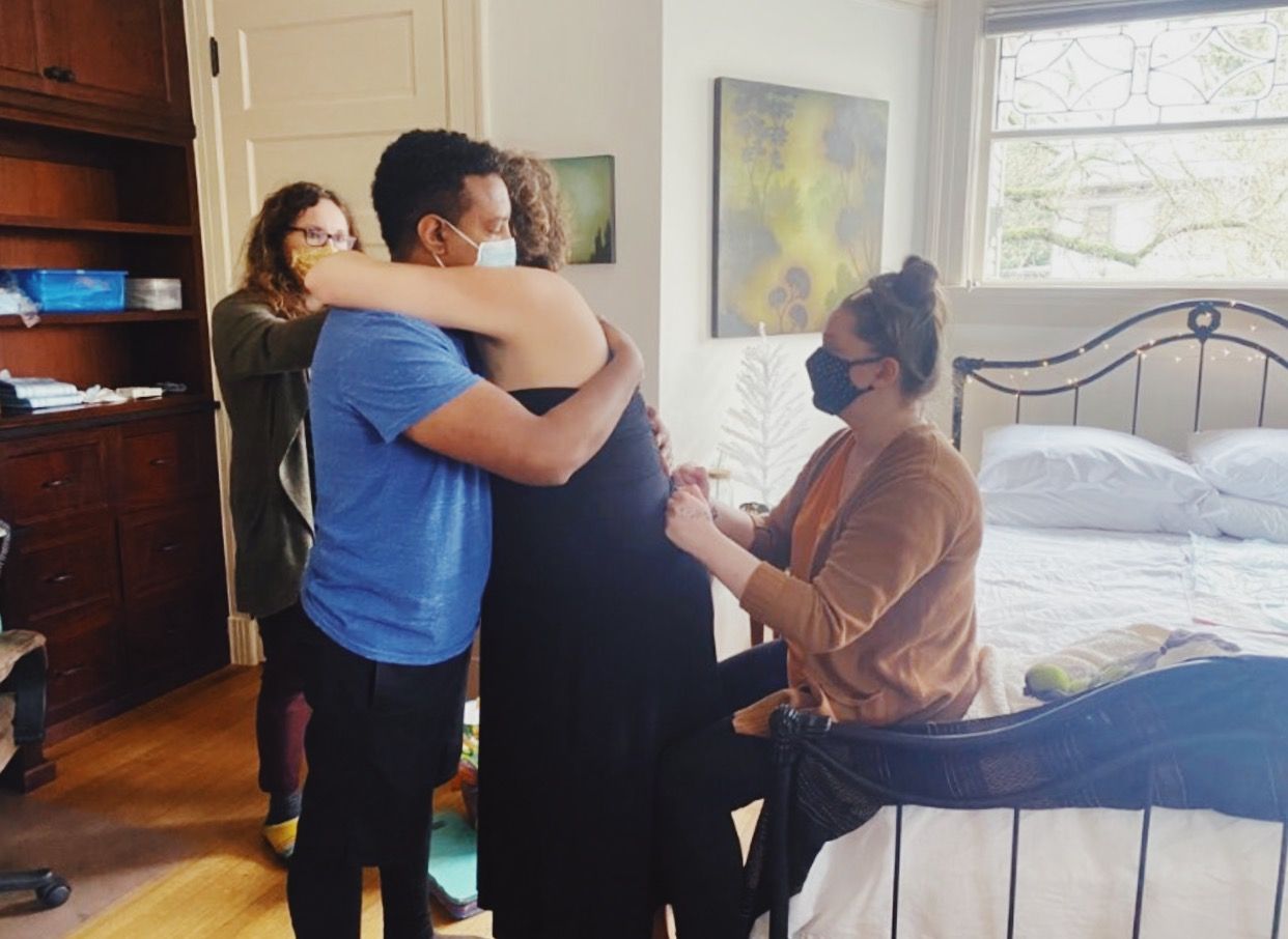 kimberly providing support as doula birth photographer portland oregon
