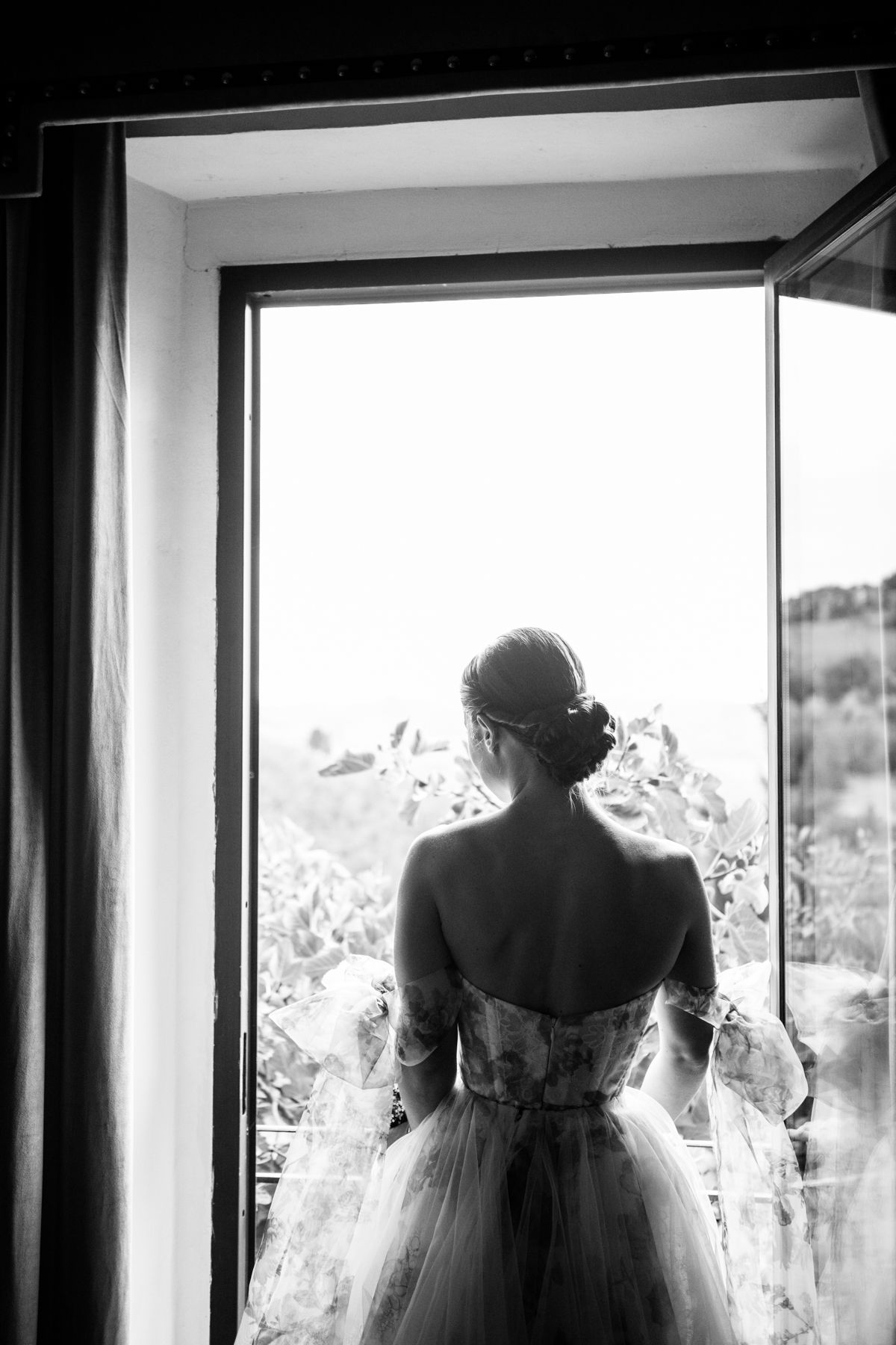 black and white bridal portrait in Tuscany