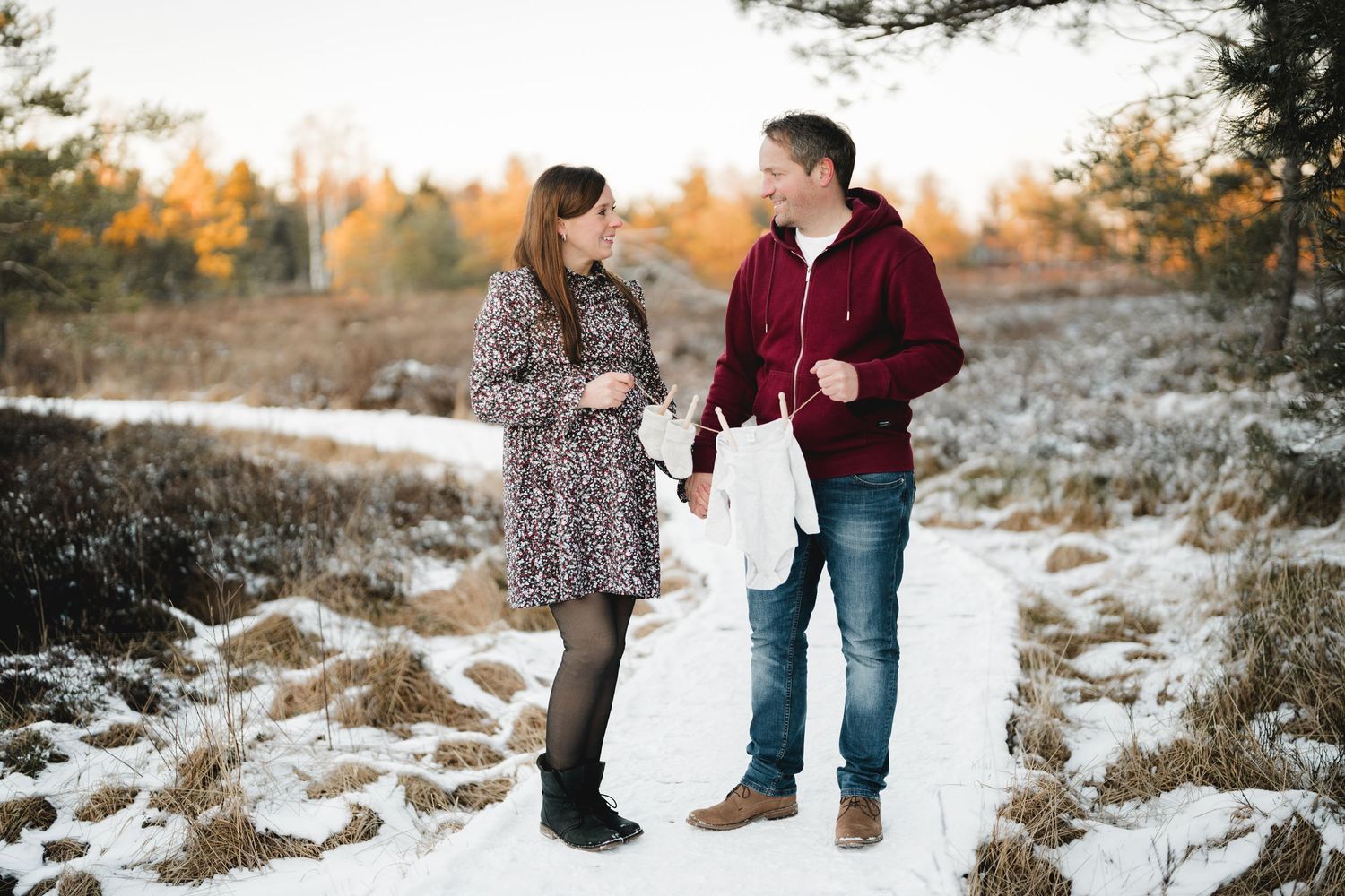 Babybauchshooting im Wurzacher Ried bei Bad Wurzach im Winter bei Abendsonne