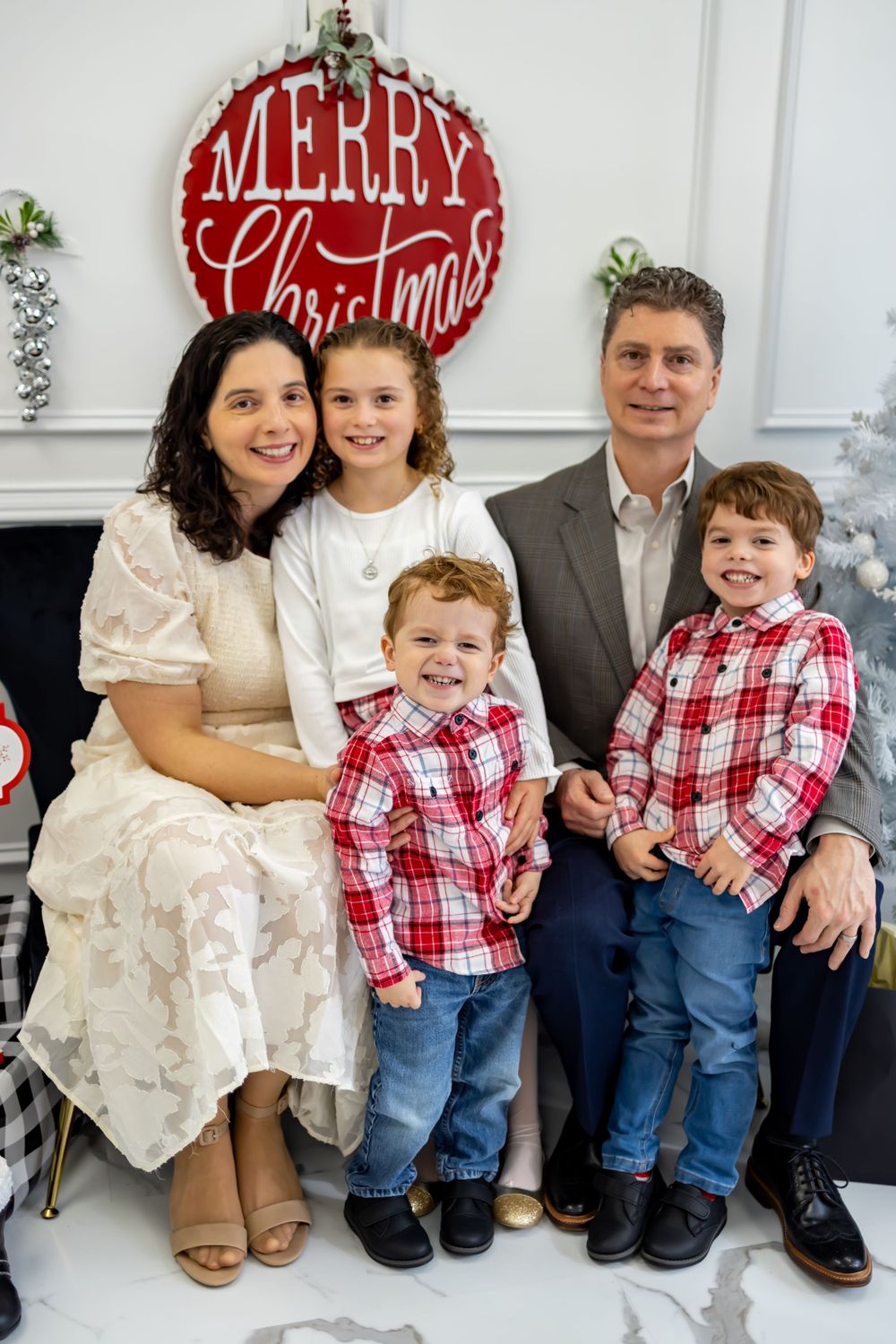 family of 5 posing for their holiday photo