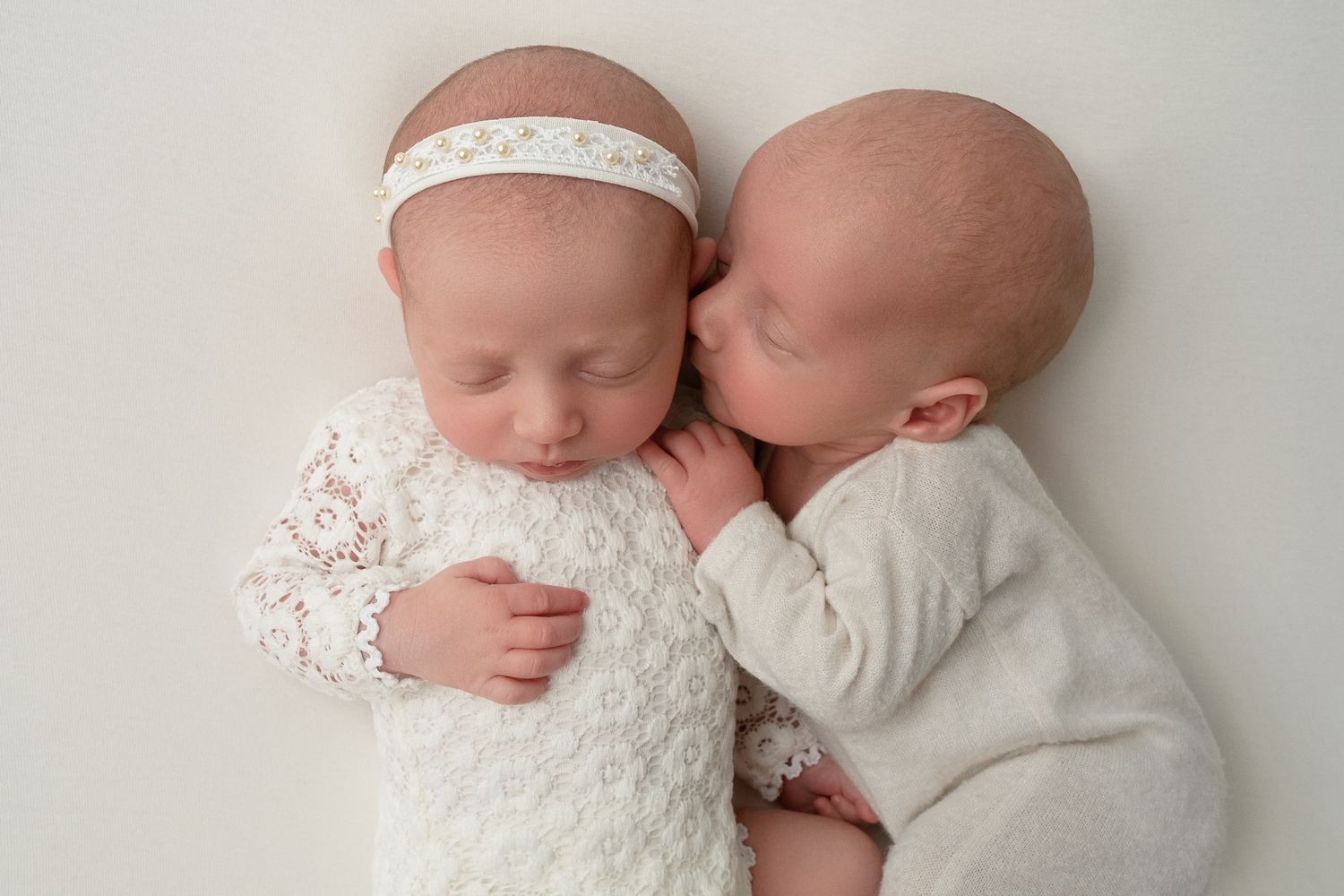 Twins newborn photoshoot at Letícia Bronzoni Photography studio in Stockholm