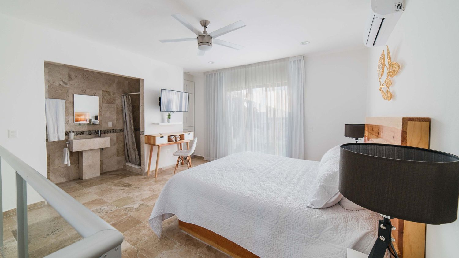fotografía de interiores playa del carmen habitación blanca caribe airbnb