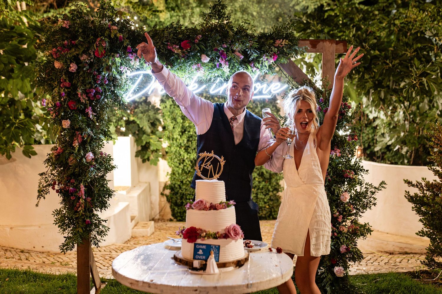 bride celebrating with her father at Quinta da bichinha, night background scene