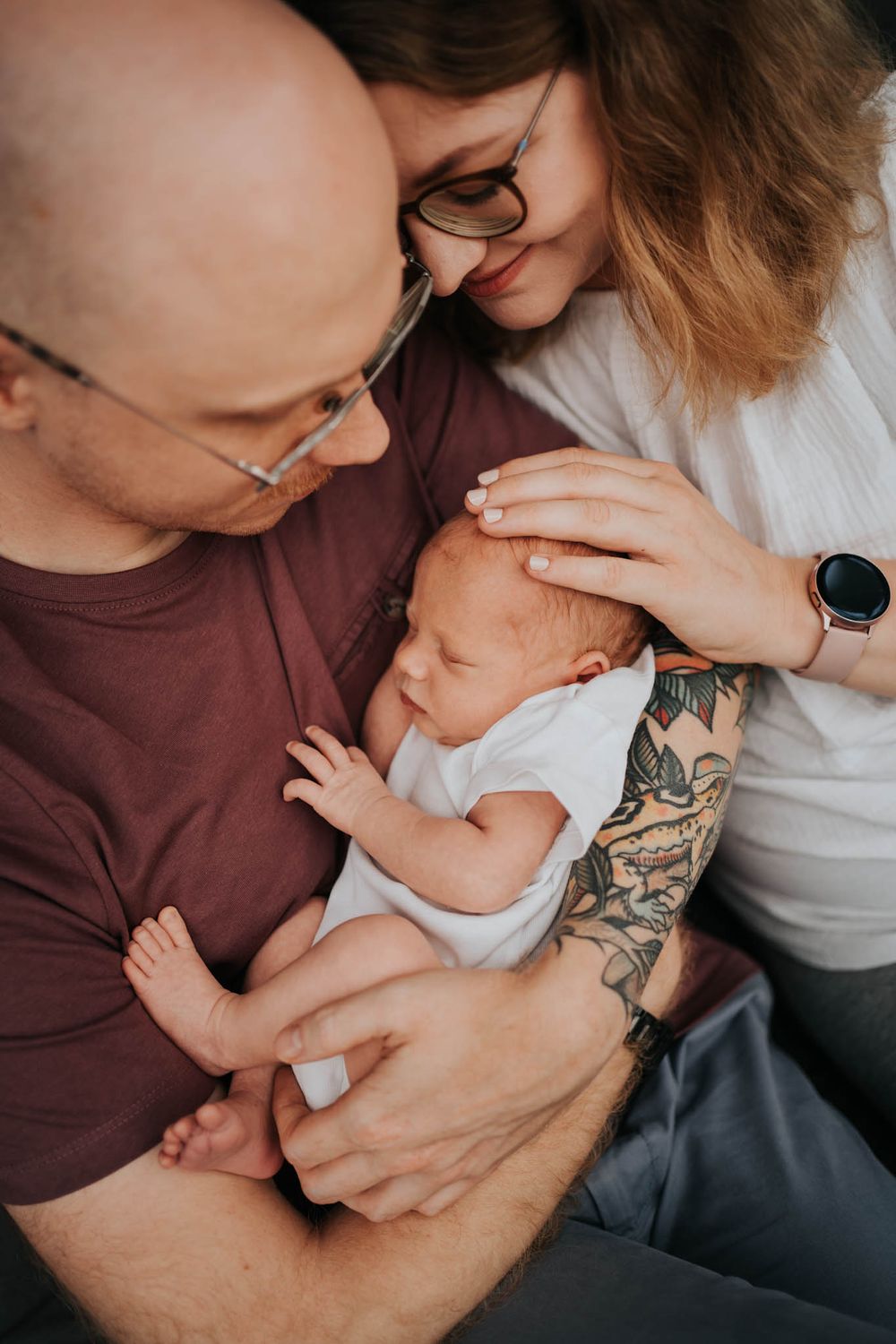 tata z tatuażami trzyma synka, mama się przytula - sesja domowa Kraków