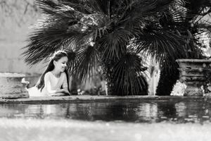 Palm trees create a natural backdrop for an outdoor photo session.