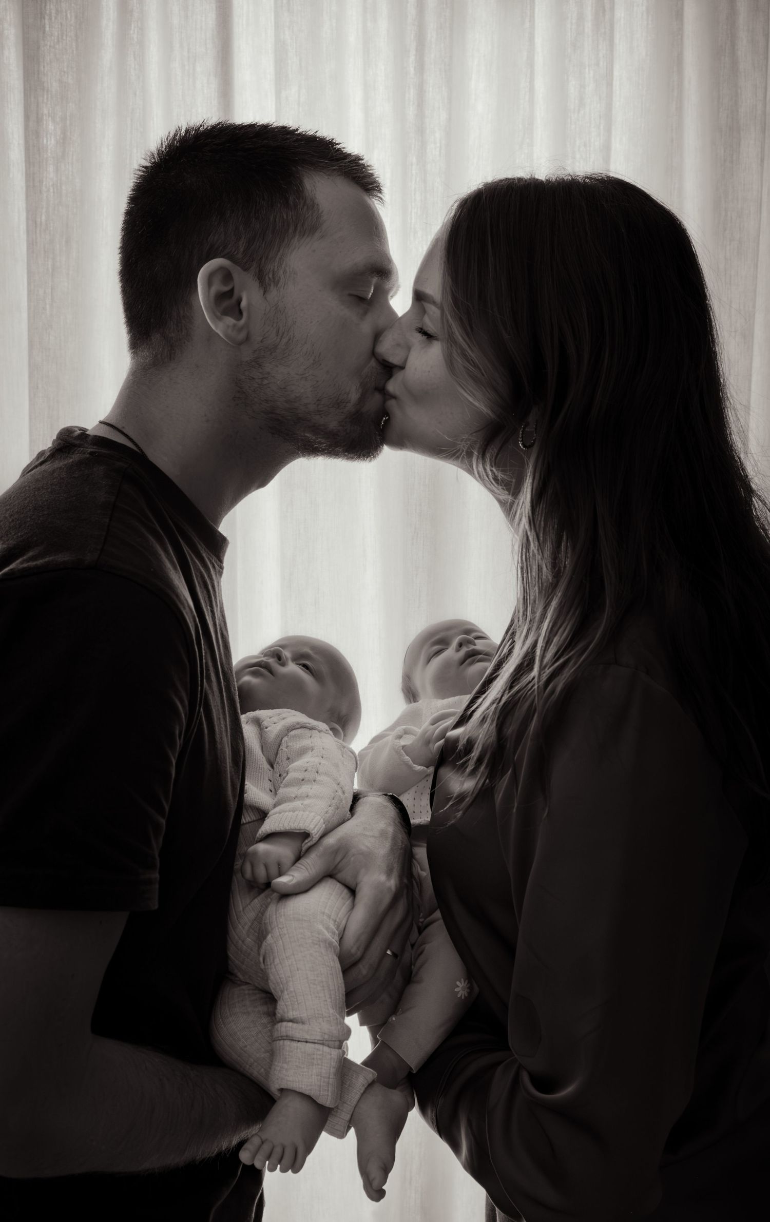 portretfoto van ouders met tweeling