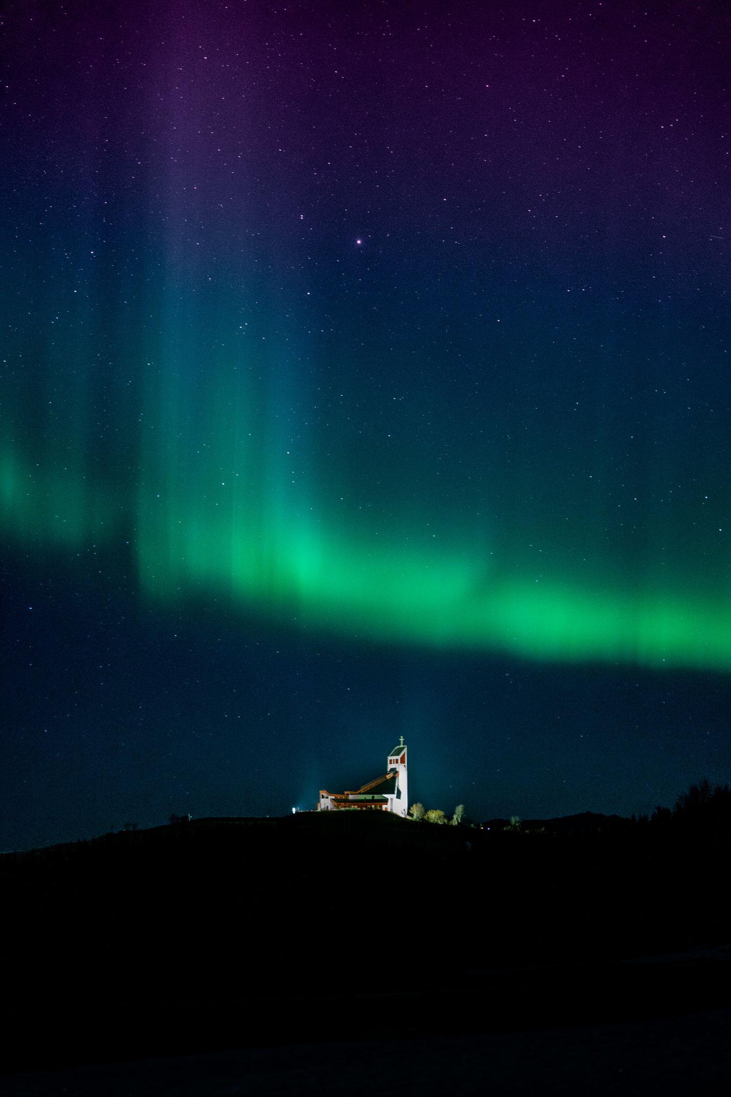 aurore boreales au dessus de l'eglise de borg norvège