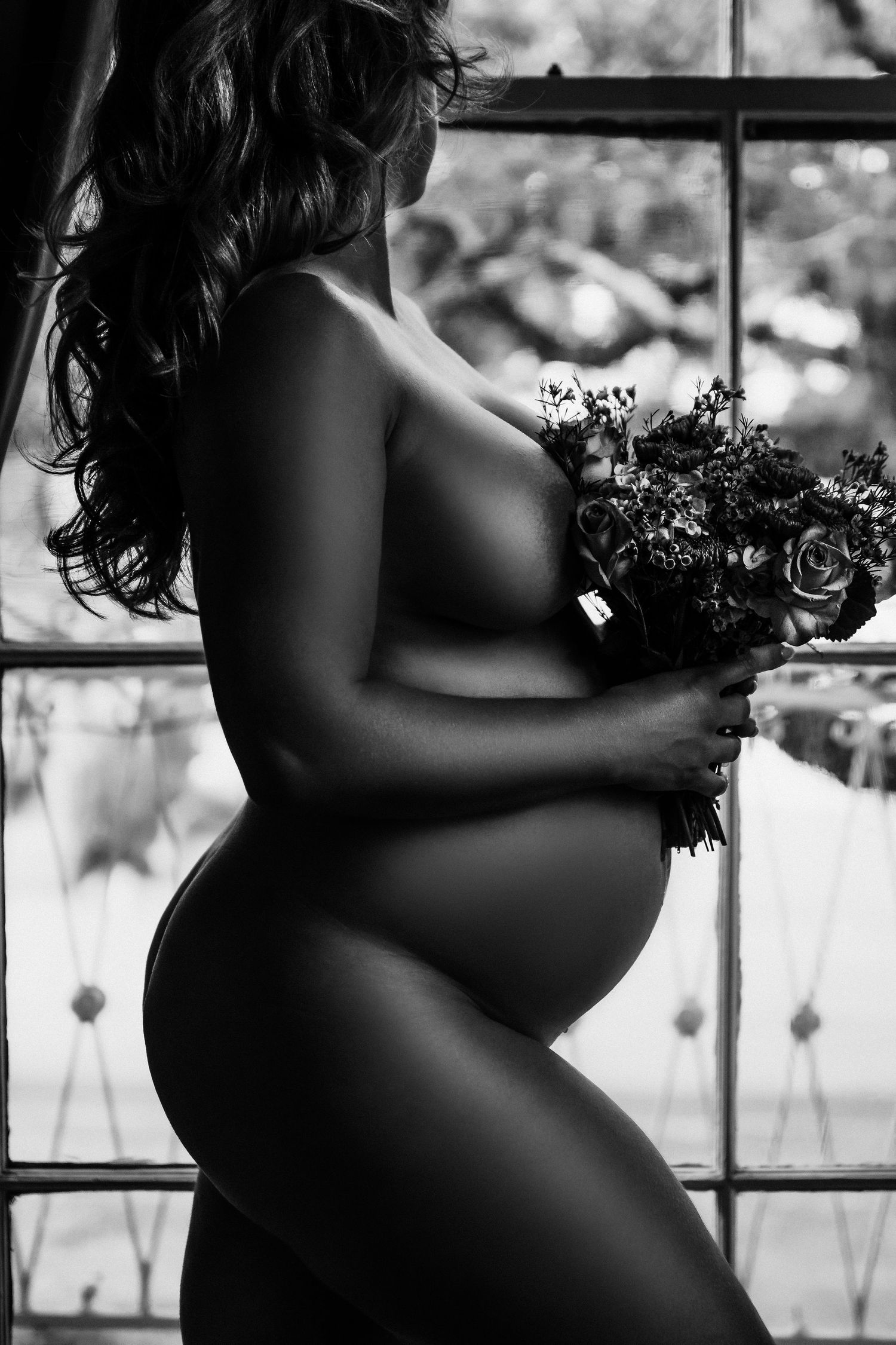 Elegant maternity boudoir styling for refined portraits.