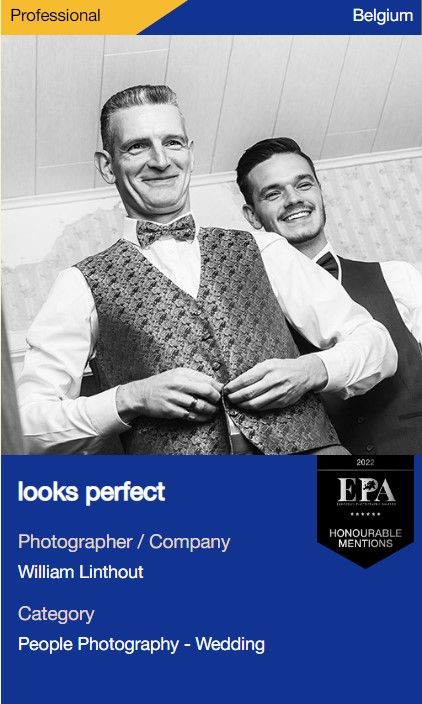 Award-winning Belgian professional wedding photography recognition badge in blue and gold.