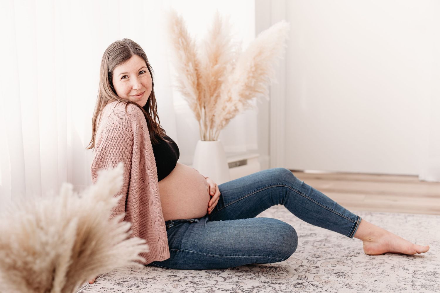 Future maman assise au studio - photographe de maternité de Québec Saint-Augustin-de-Desmaures