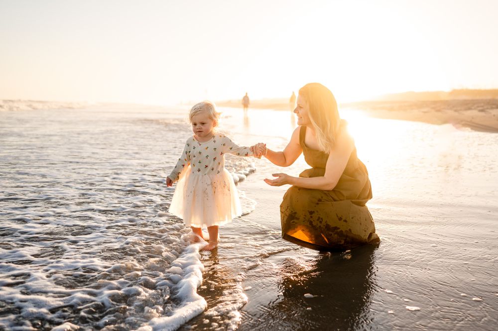 mom-and-toddler-sunset-image-at-the-beach