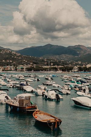 Reisfoto van een haven in Italië.