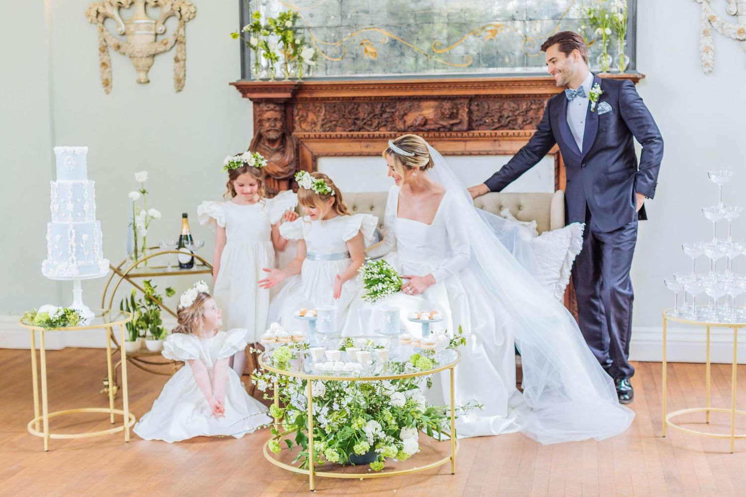 Hayley Elizabeth luxury wedding photographer Cornwell manor the cotswolds photography casual group photo