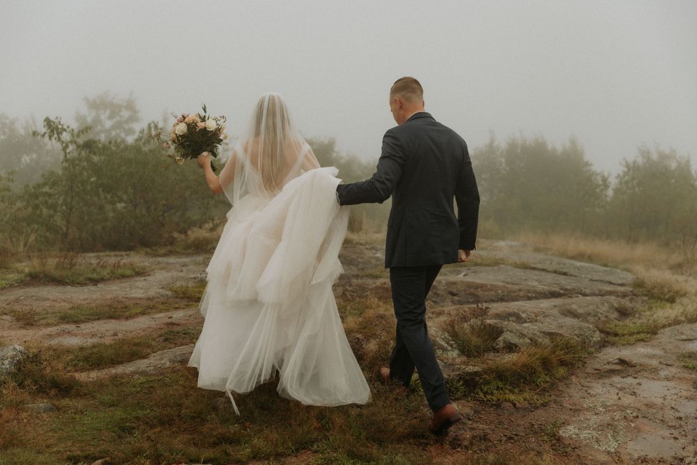 artistically Alexia photography m and j elopement groom helping bride to ceremony location