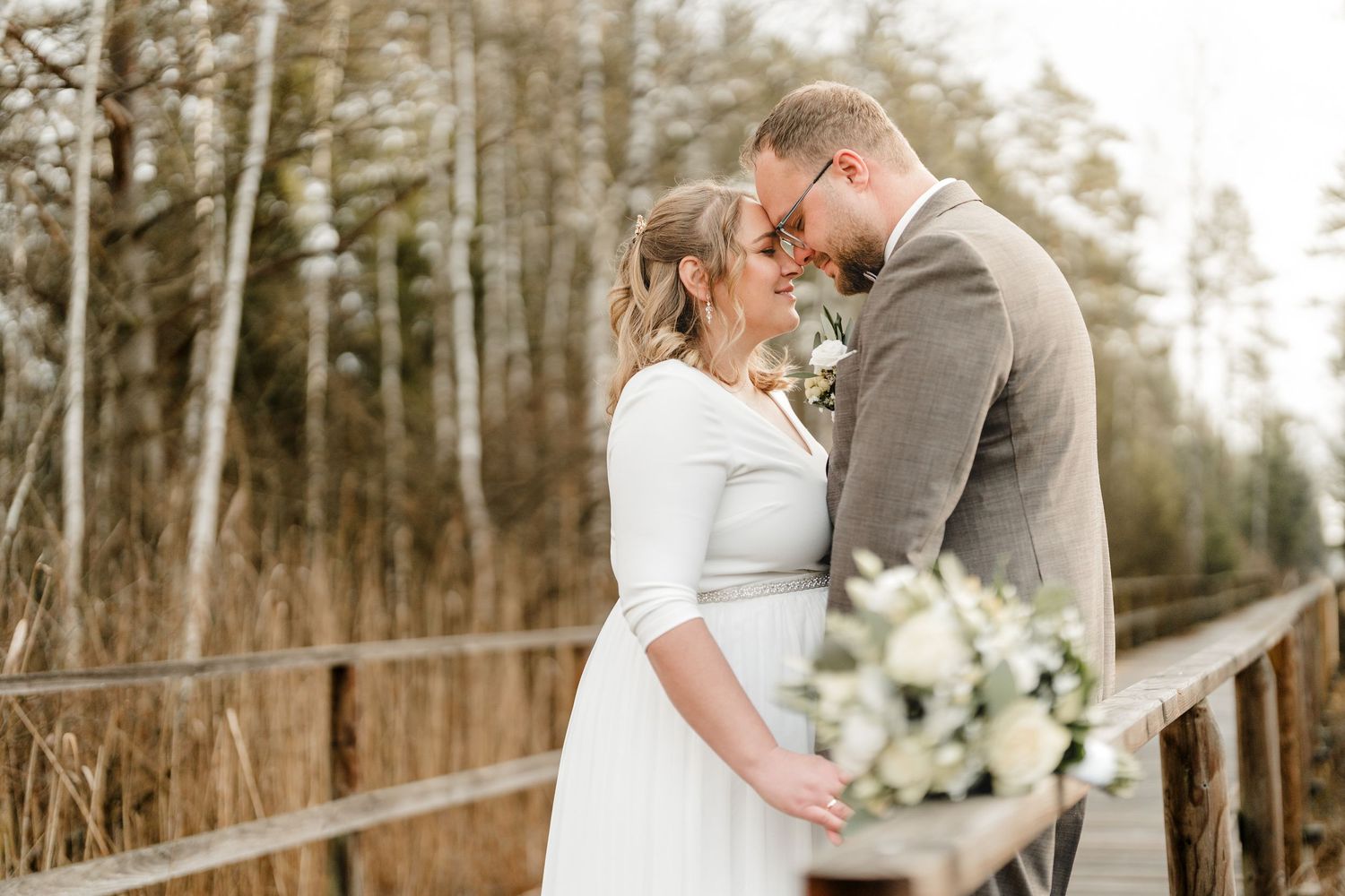 Brautpaarbilder auf einem Holzsteg bei Bad Buchau fotografiert von Hochzeitsfotografin Ramona Maier aus Schemmerhofen