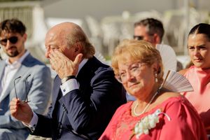 Un invitato si commuove durante la cerimonia di Giuliano e Barbara.