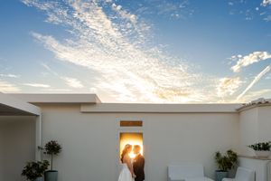 Giuliano e Barbara nella luce del tramonto, incorniciati dall’architettura e dal cielo.