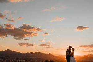 Salvatore e Mariarita si abbracciano su una collina nella luce del tramonto.