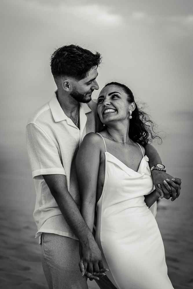 Photo prise par Marie Defélix, photographe de portrait, couple et mariage à Bordeaux et Grenoble. Couple en noir&blanc sur la Dune du Pilat.