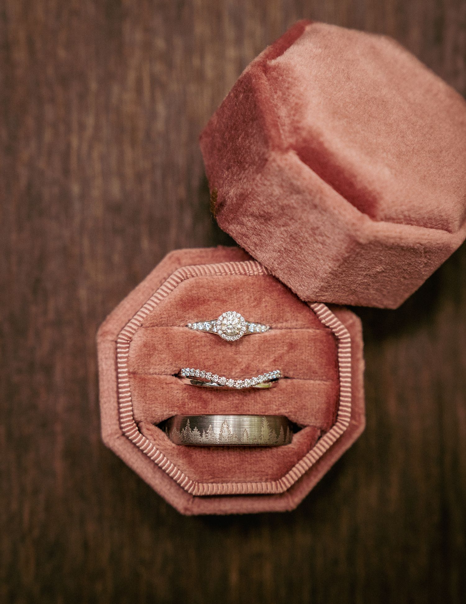 Wedding rings in a velvet box with romantic details. Elegant close-up ring shot for wedding morning.