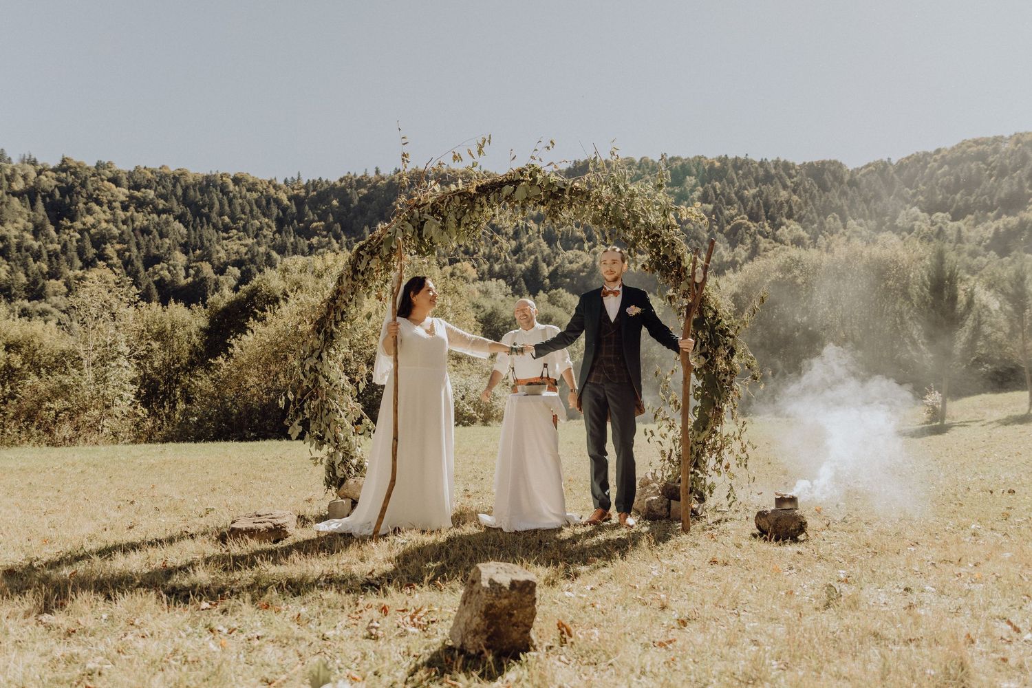 Photographe mariage Auvergne Rhône-Alpes – décoration rustique de réception avec tables en bois et nappes blanches.