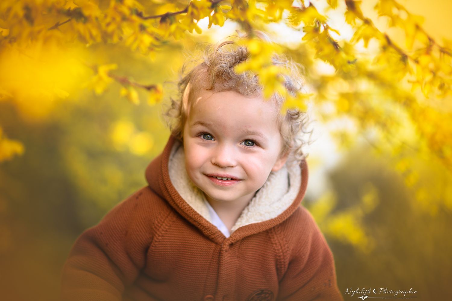 Séance photo enfant dans les fleurs jaune  – Photographe en Meuse