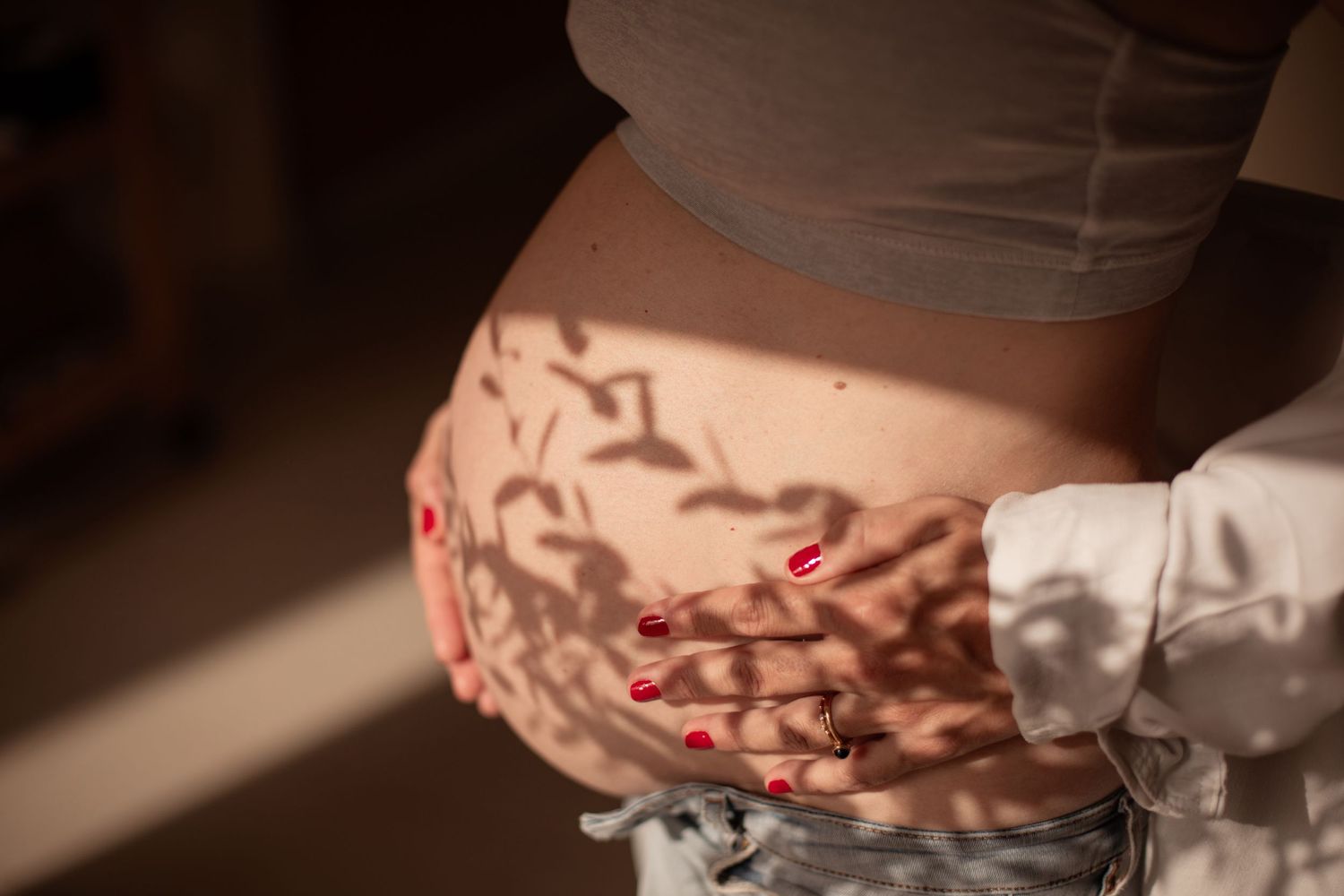 Maternity photoshoot at home natural light in abu dhabi lifestyle