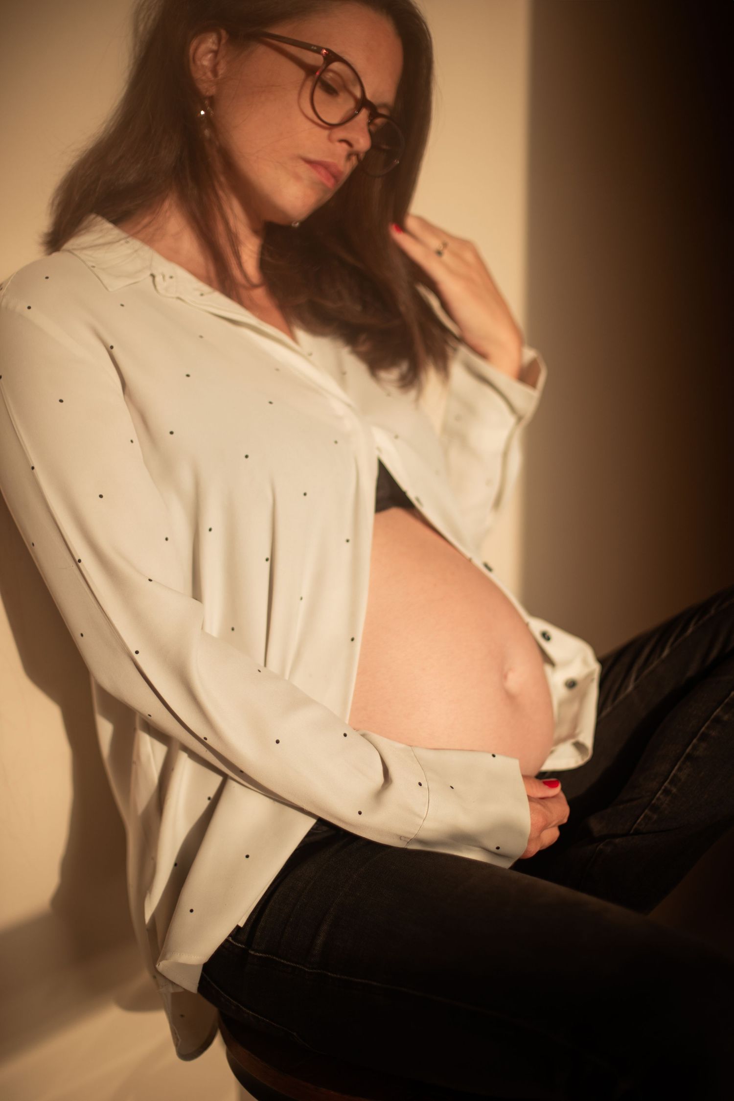 Maternity photoshoot at home natural light in abu dhabi lifestyle