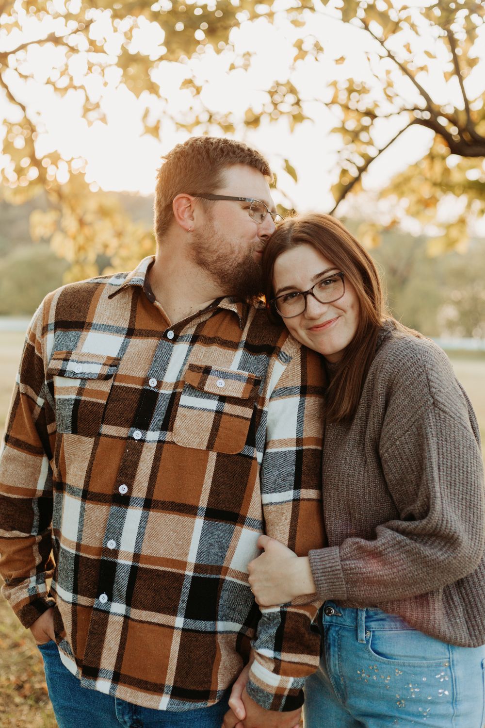 Couples and engagement photos in Kansas City – romantic, candid portraits by a local engagement photographer with golden hour light.