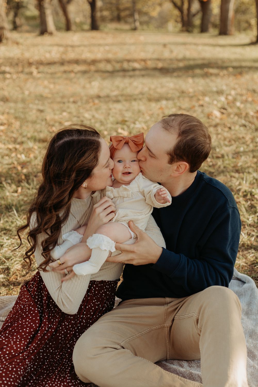 Fall family photoshoot at Shawnee Mission Park in Kansas City, Kansas by local family photographer – autumn leaves and candid outdoor photos
