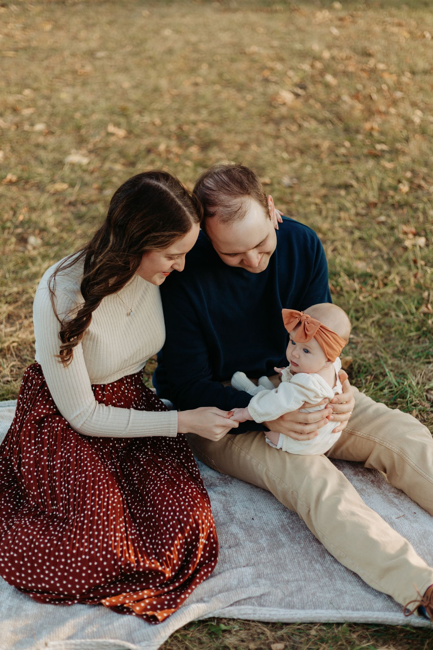 Fall family photoshoot at Shawnee Mission Park in Kansas City, Kansas by local family photographer – autumn leaves and candid outdoor photos