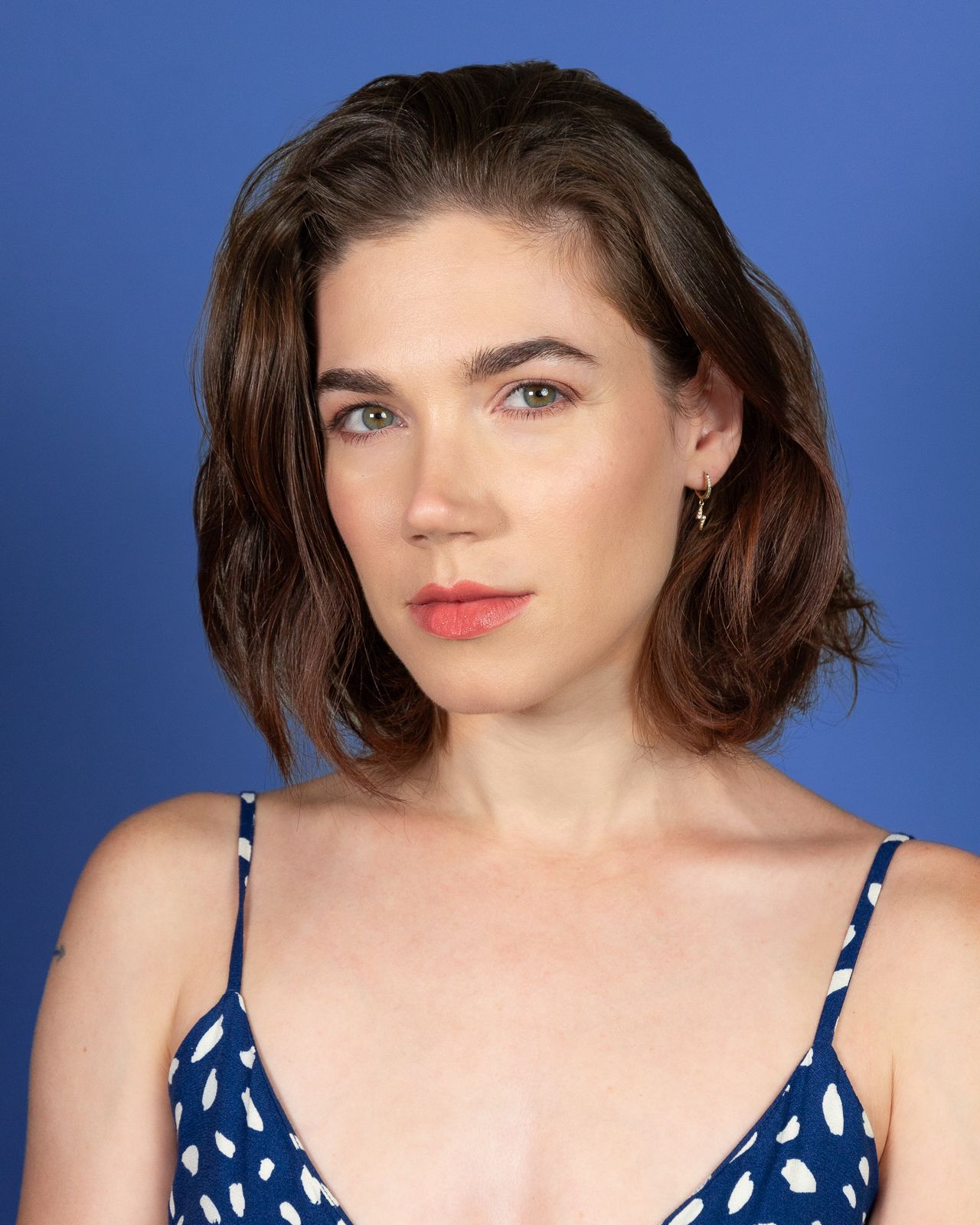 Headshot photography, Jessie Thiele Photography : self portrait headshot of Jessie Thiele against a blue backdrop