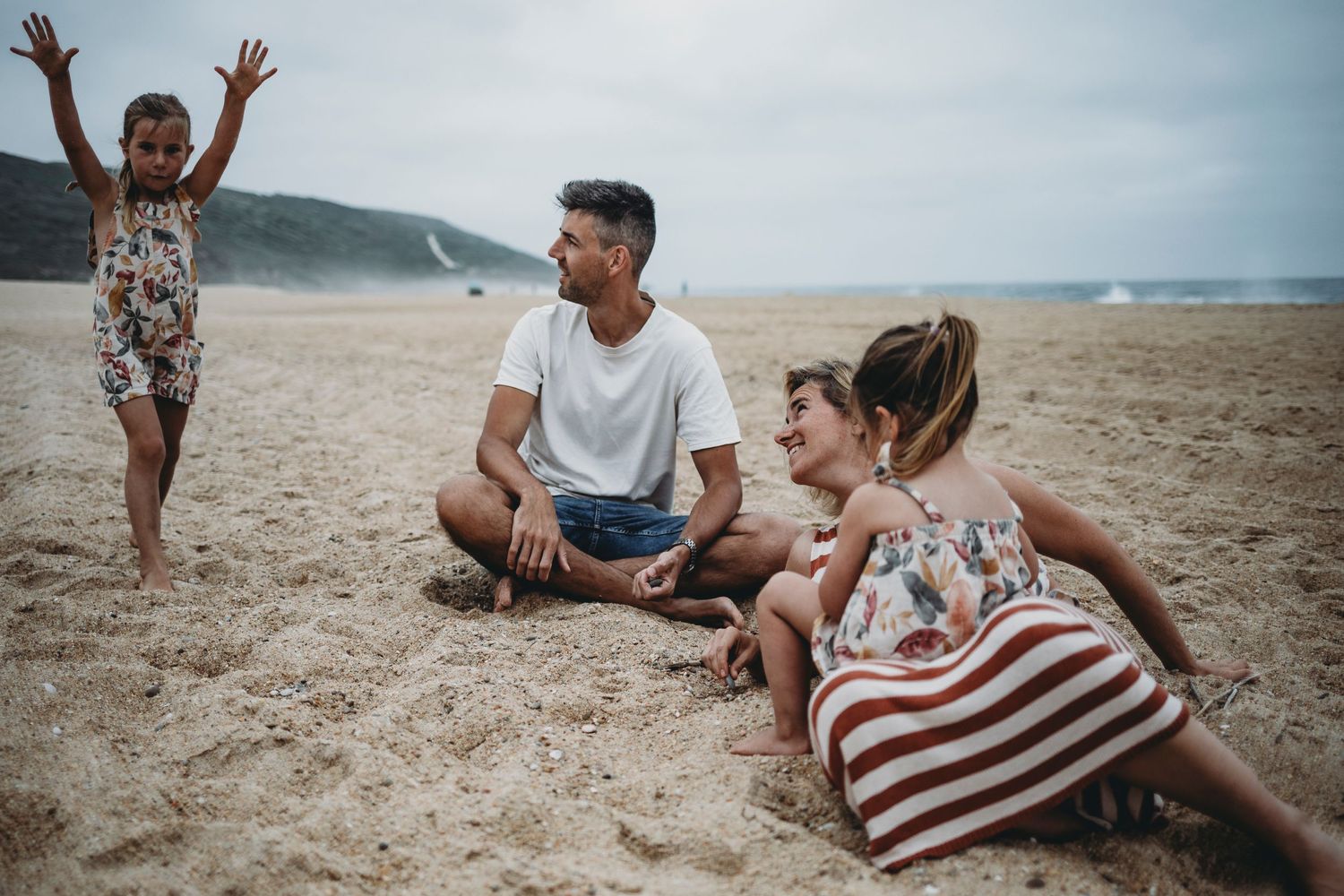 foto colorida de uma familia de 4 pessoas na praia do Salgado durante sessão fotográfica de família